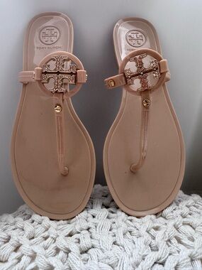 Tory Burch - Miller Miniature Logo Jelly Thong Sandals in BLUSH color